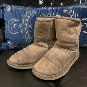 Classic short grey UGGS size 6 Women's